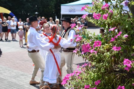 Czwarty dzień 58. Tygodnia Kultury Beskidzkiej - tańce przed małą sceną na Pl. B. Hoffa